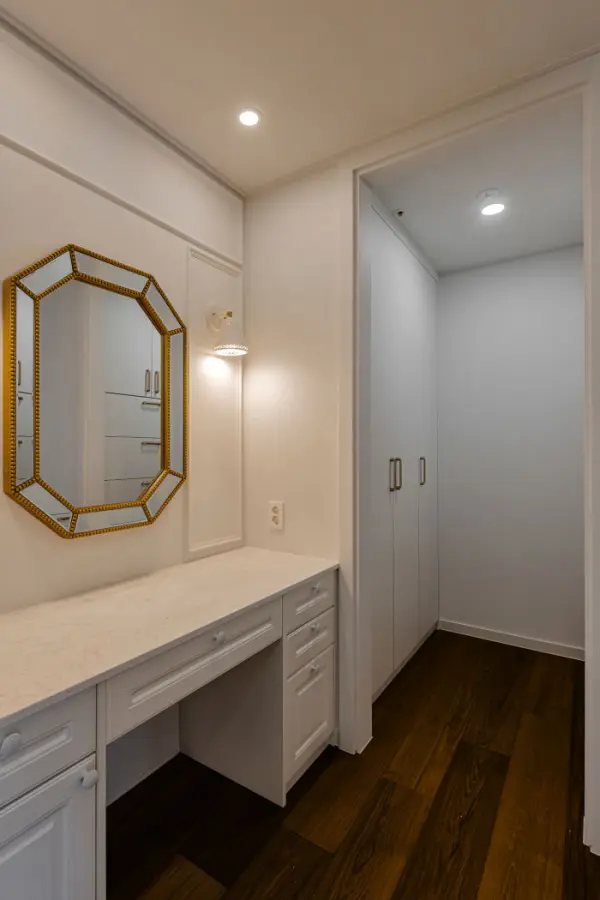 골드 팔각거울이 포인트인 화이트톤 드레스룸